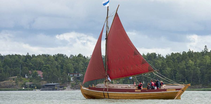 ELECTRIC POWERED STORBÅT TACKSAMHETEN